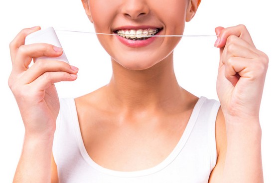 Как пользоваться зубной нитью при брекетах