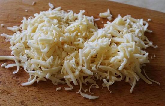 натираем сыр на средней или крупной терке