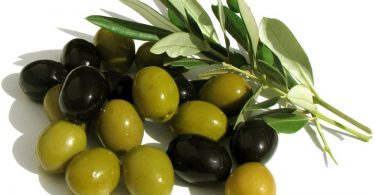 Чем отличаются оливки от маслин? Что полезнее?