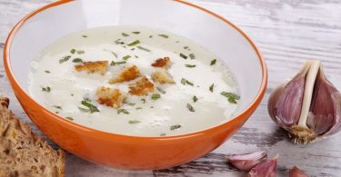 Чесночный суп: рецепт с галушками, стрелками, гренками