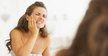 Как справиться с зубной болью в домашних условиях?