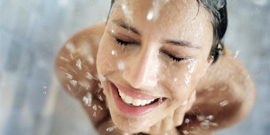 при болевых ощущениях в мышцах следует принимать горячую ванну