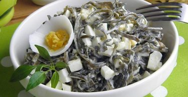 Салат из морской капусты с яйцом и огурцом