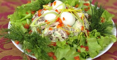 Салат с перепелиными яйцами и помидорами Черри