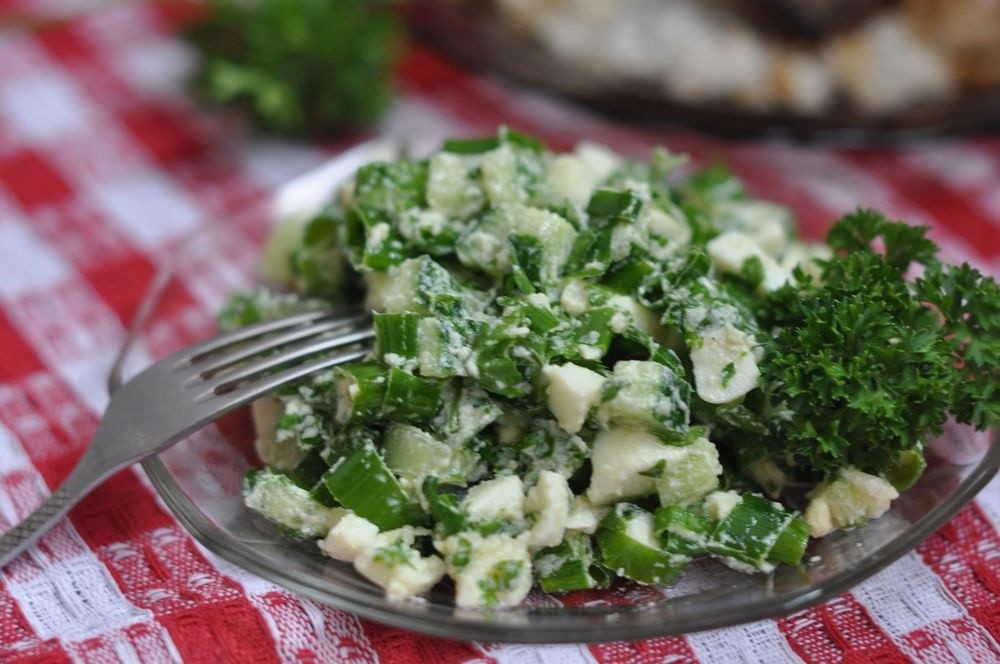 Салат с щавелем огурцом и яйцами