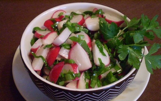 Салат с редиской, яйцом и зеленым луком