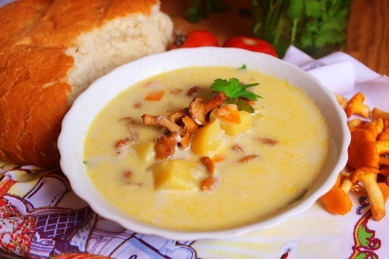 Суп с лисичками и сыром