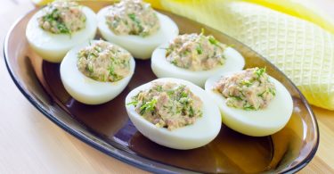 Яйца, фаршированные печенью трески: рецепты