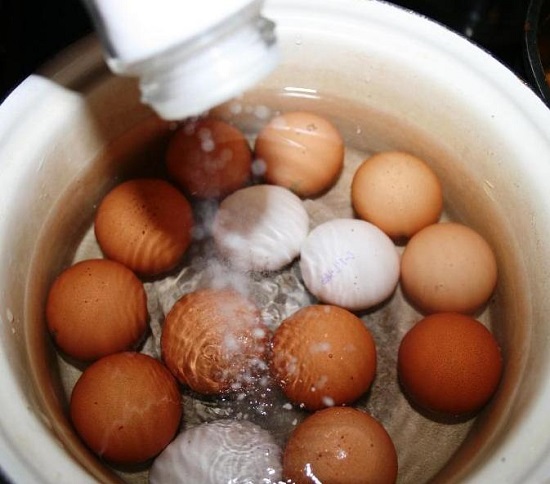 Начинать нужно с варки куриных яиц