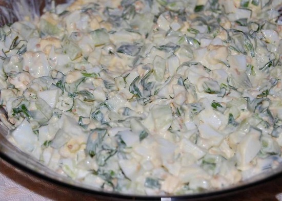 Салат из огурцов, яиц и зеленого лука