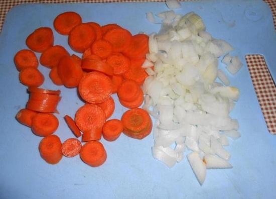шинкуем морковь и лук