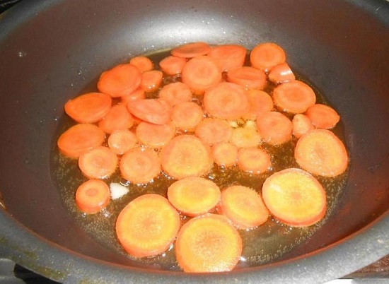 Выкладываем морковь и обжариваем до золотистости