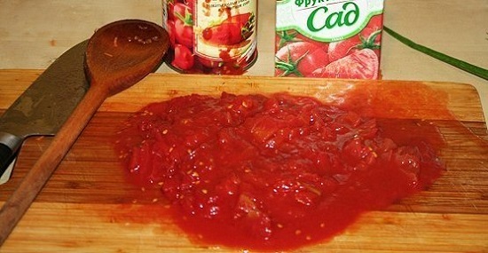 Измельчаем томаты и добавляем в кастрюлю