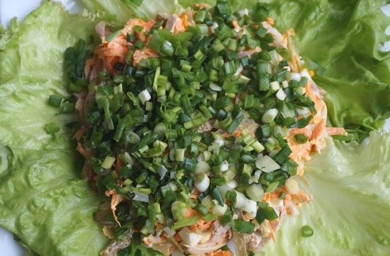 посыпаем салат измельченным зеленым перьевым луком