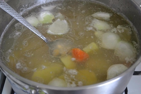 Через полчаса добавляем в суп овощи