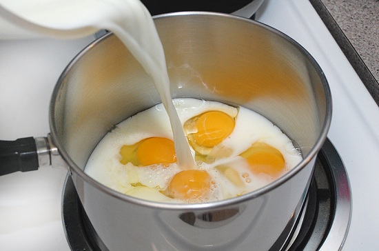 добавим яйца и введем молоко