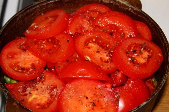 Выкладываем томаты последним слоем, солим