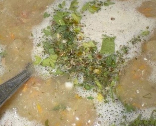 Выкладываем в суп консервы и смесь зелени