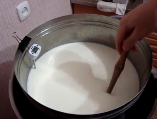 перемешиваем добавленные в молоко ингредиенты