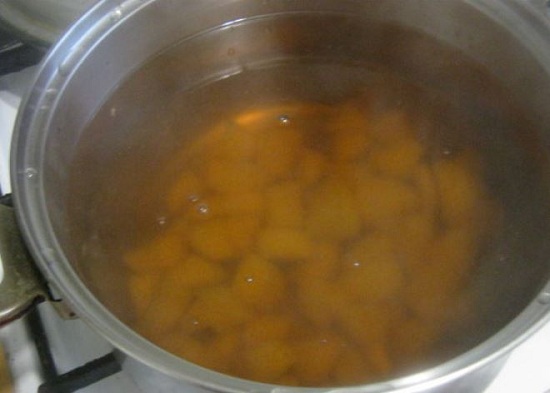 Выкладываем корнеплоды в кастрюлю и вводим соус