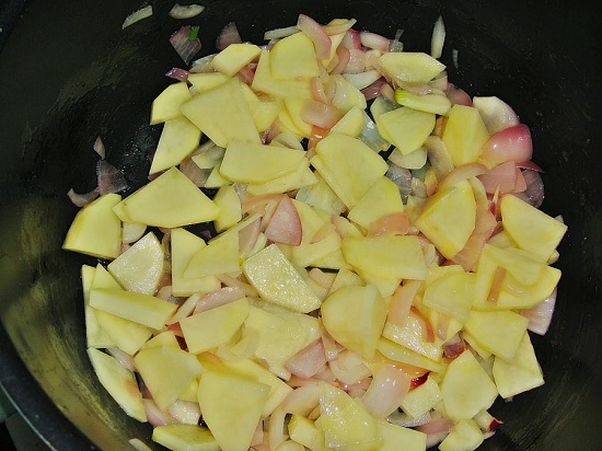 Картофельные клубни очистим и нарежем