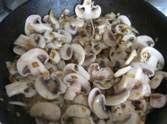 Обжарим лук с грибами в течение 6-7 минут