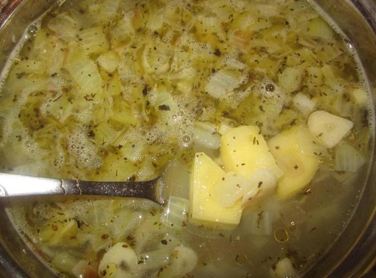 отправляем в суп картофель