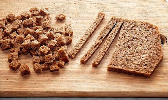 Ржаной хлеб измельчаем ломтиками