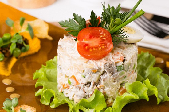 Салат с креветками и перепелиными яйцами