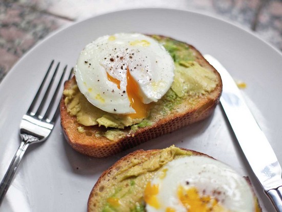 яйца пашот подают к столу с зеленью