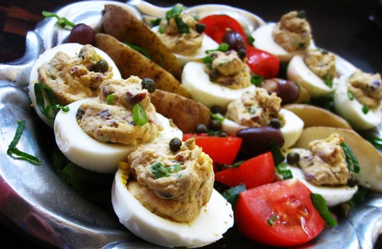 Яйца, фаршированные грибами и сыром