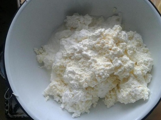 Соединяем творожную массу со сметаной