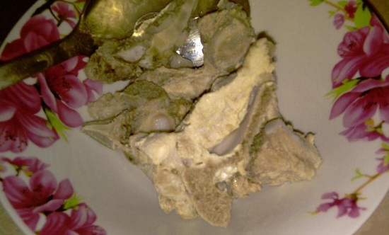 Выкладываем отварное мясо в тарелку и остужаем