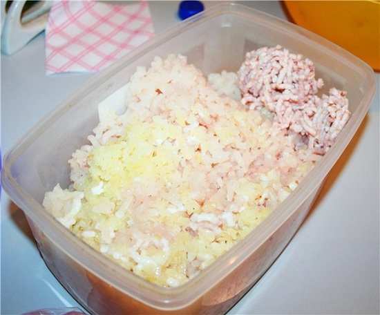 В мясорубке прокручиваем филе рыбы