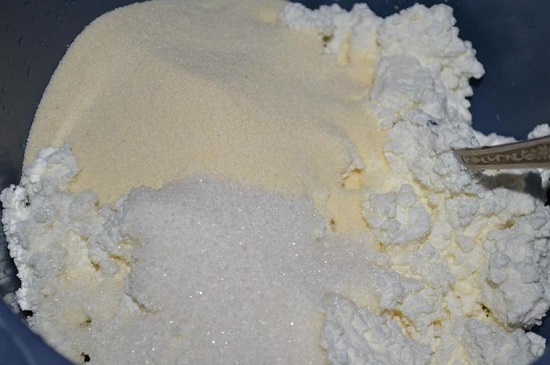 Добавляем сахарный песок и манную крупу