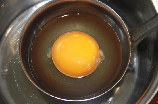 разбиваем аккуратно куриное яйцо