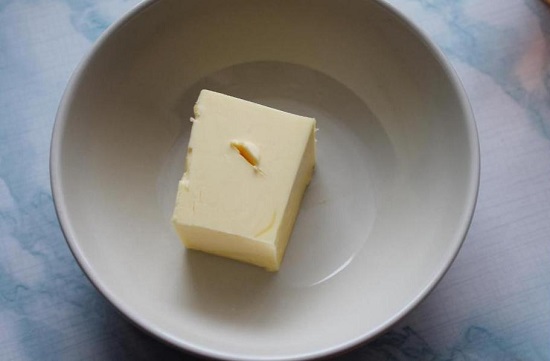 Сливочное масло выкладываем