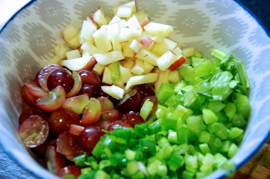 Салат с курицей и сельдереем, и яблоком