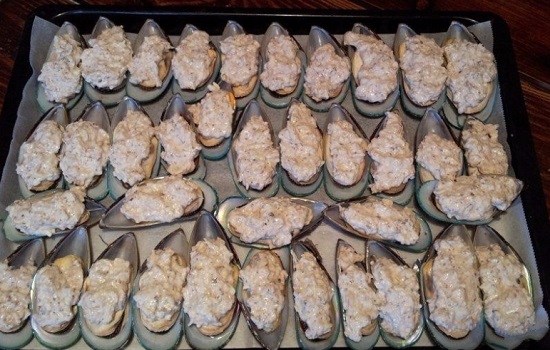 Мидии под грибным соусом