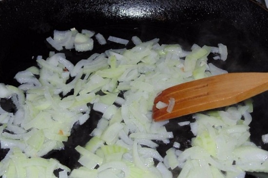 Лучок почистим и обжарим до мягкости