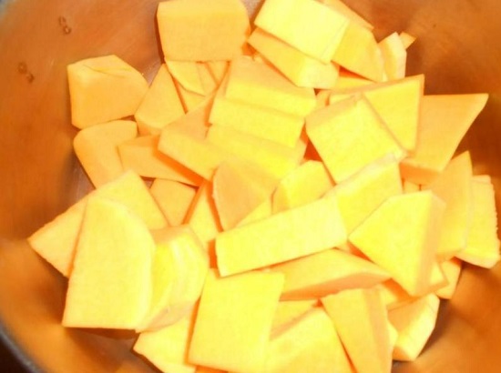 Нарезаем тыкву кубиками произвольно