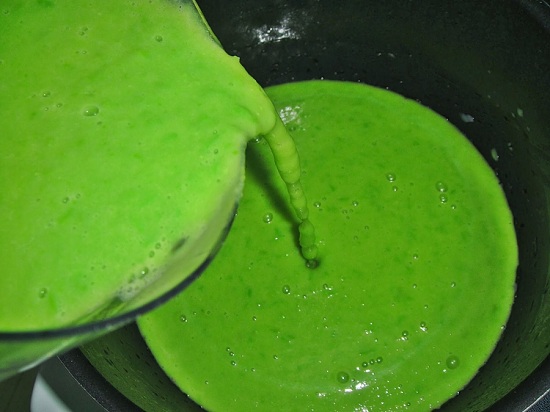 Готовый суп измельчим погружным блендером 