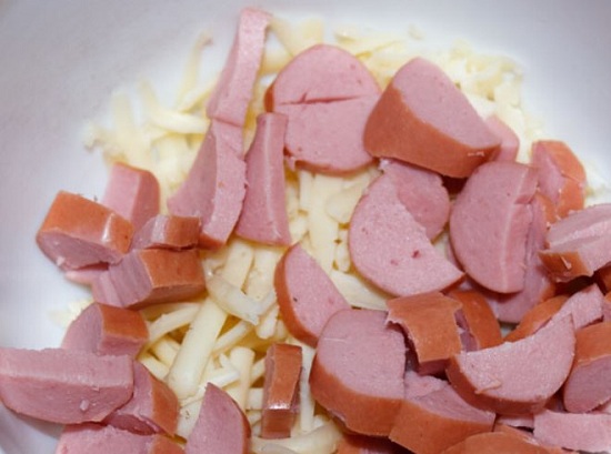 Нарежем сосиску колечками и добавим