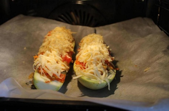 посыпаем обильно тертым сыром