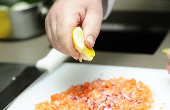 Взбрызнем соком лимона, иначе фрукты потемнеют