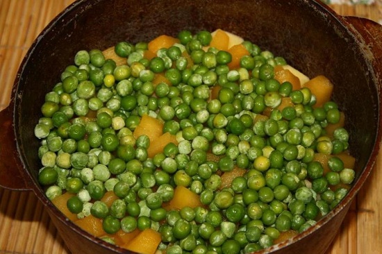 Замороженный зеленый горошек достаем из морозильной камеры