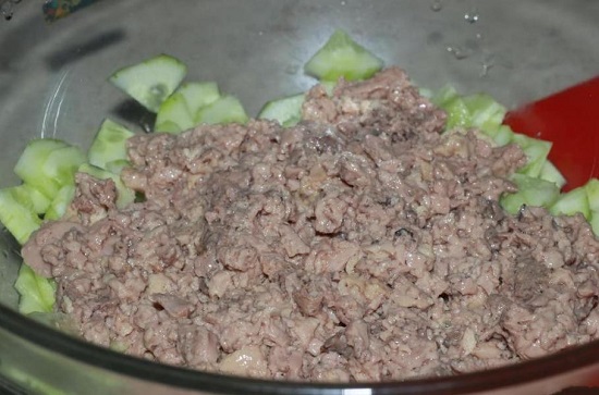 Консервированную тресковую печень разминаем