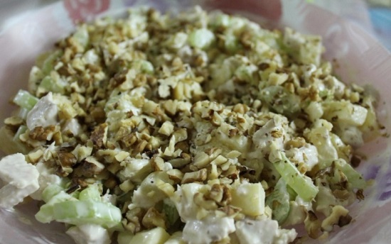 сытный салат. Курица, ананас, сельдерей, яблоко