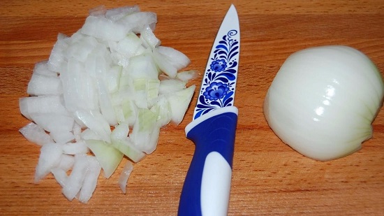 головки репчатого лука очищаем