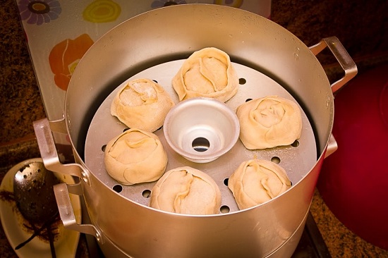 Выложим в пароварку наши манты